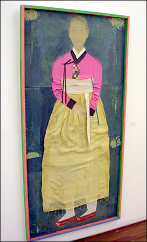 '여인' 한지, 천, 안료, 염료 180×94cm 2005 한국여인의 숭고한 미를 읽을 수 있다 